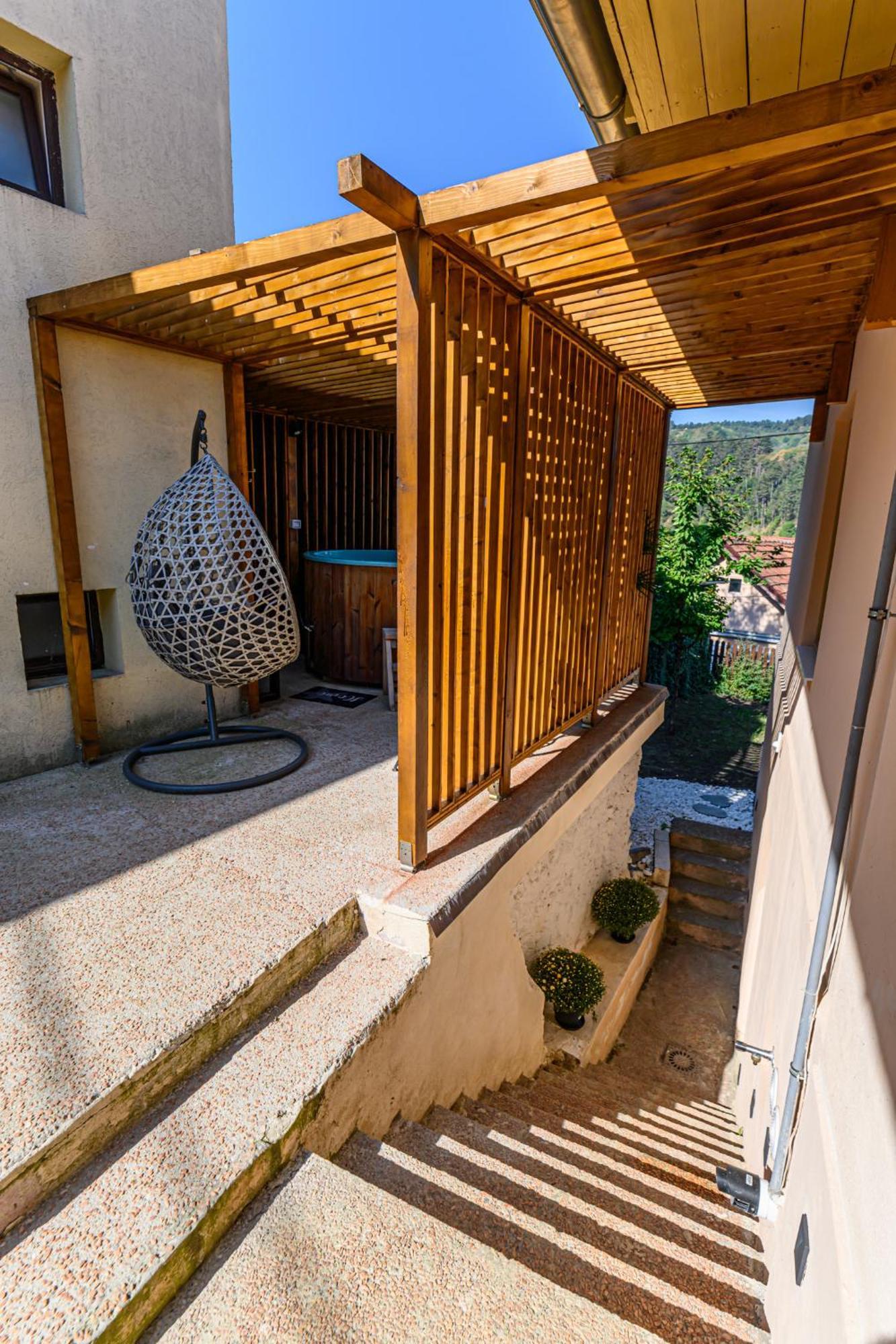 Lagom - Hot Tub Hideout Брашов Экстерьер фото