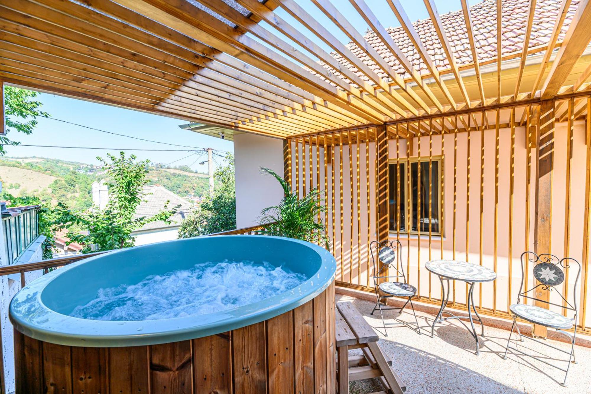 Lagom - Hot Tub Hideout Брашов Экстерьер фото
